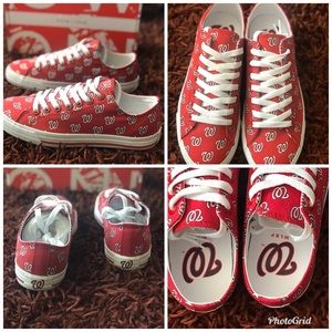 Washington Nationals curly W Women's Sneakers
